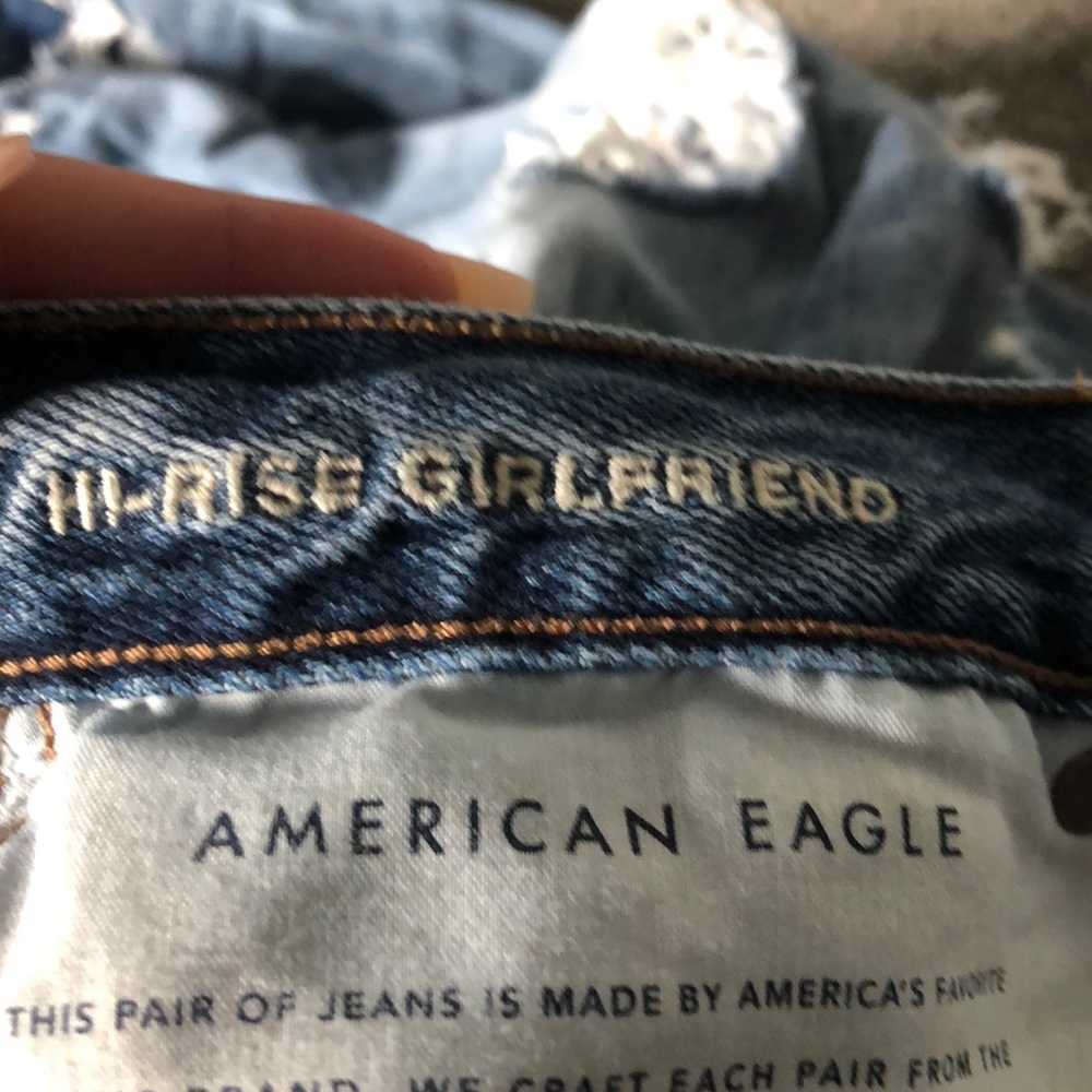 AE High Rise Ripped Girlfriend Jean Lightwash - Picture 4 of 6